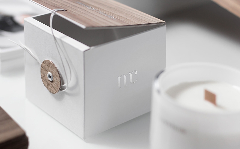 蠟燭包裝設(shè)計靈感來源于木芯，天然的紋理與純白色的搭配